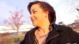 Sunless Carolyn Reese enjoys while sucking a dick outdoors